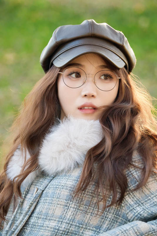 阳光明媚的午后在公园拍照的亚洲美女图片