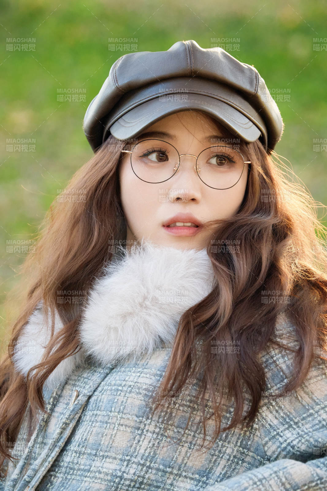 阳光明媚的午后在公园拍照的亚洲美女图片