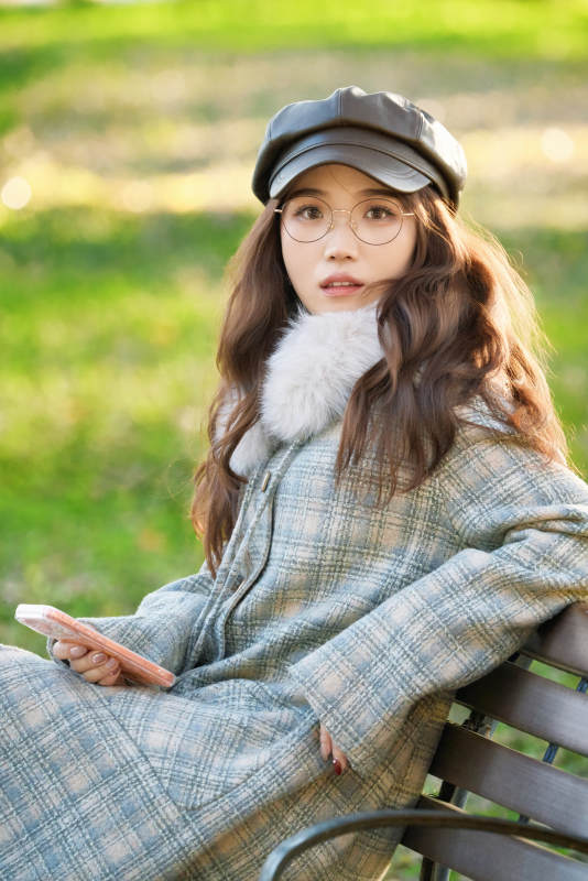 阳光明媚的午后在公园拍照的亚洲美女图片