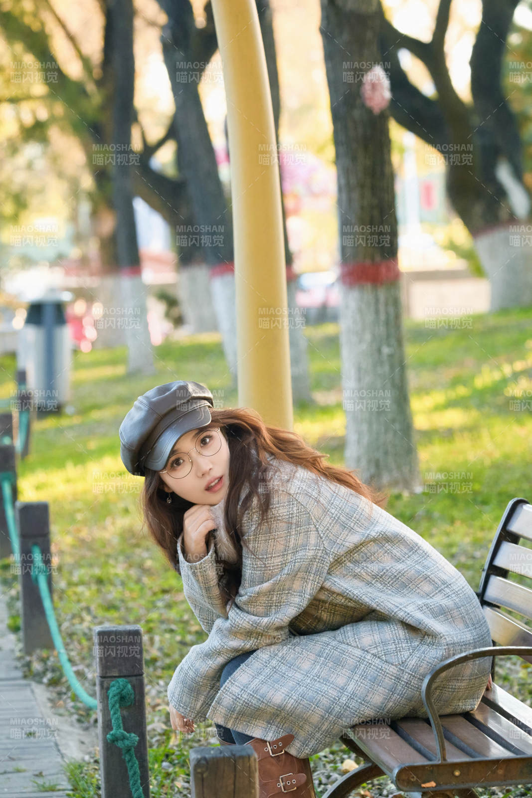 阳光明媚的午后在公园拍照的亚洲美女图片