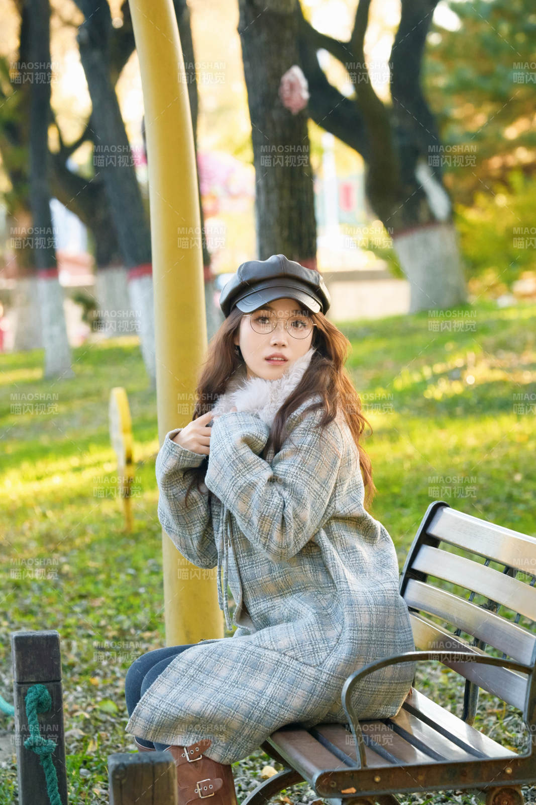 阳光明媚的午后在公园拍照的亚洲美女图片