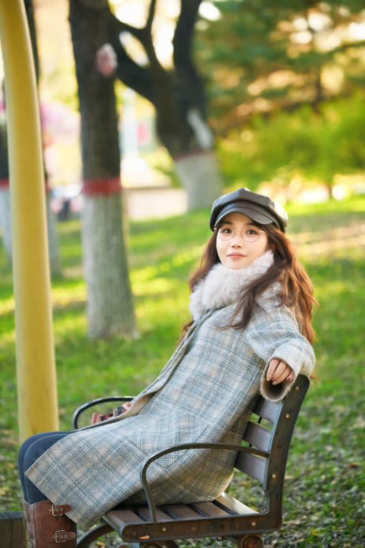 阳光明媚的午后在公园拍照的亚洲美女图片