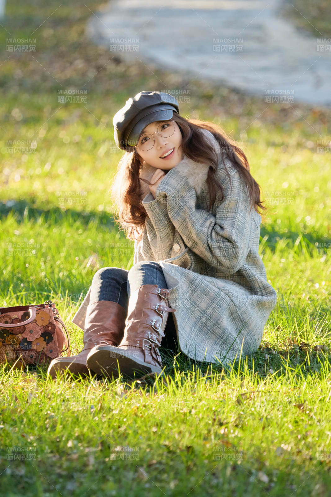 阳光明媚的午后在公园拍照的亚洲美女图片