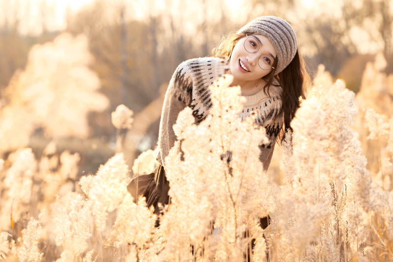 深秋的午后在郊外荒野拍照的美女图片