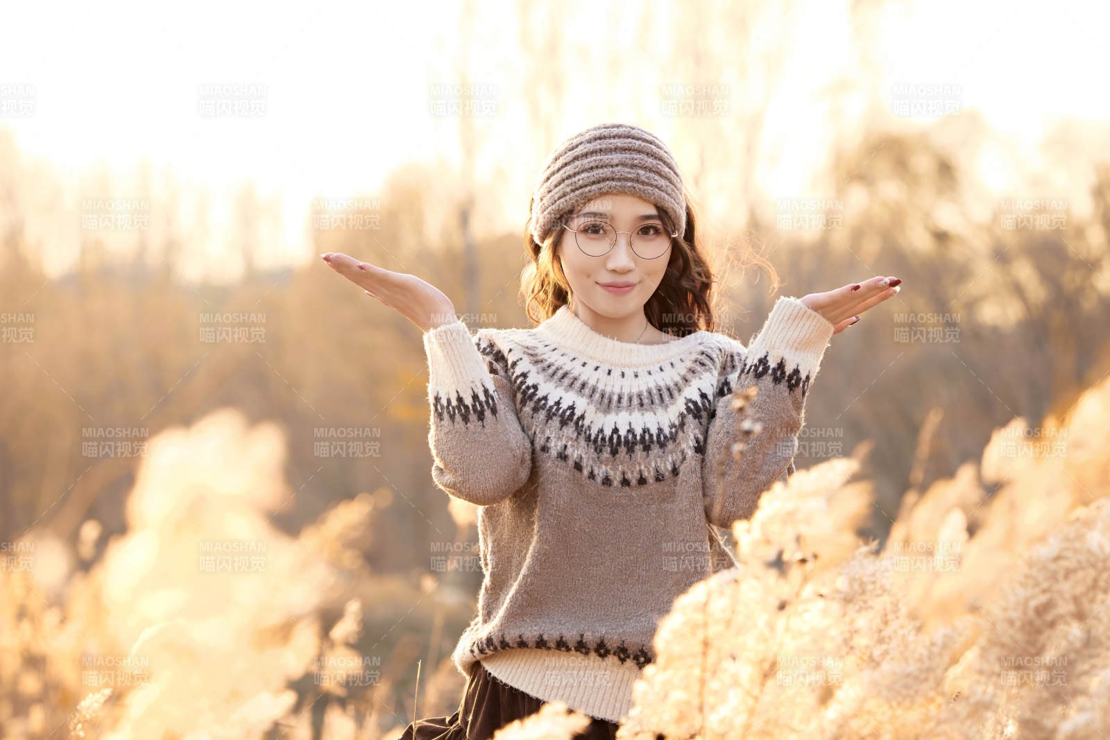 深秋的午后在郊外荒野拍照的美女图片