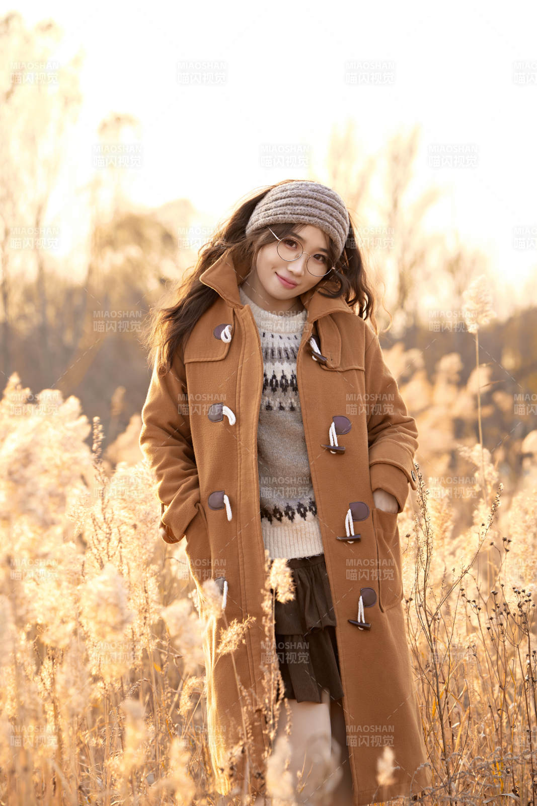 深秋的午后在郊外荒野拍照的美女图片