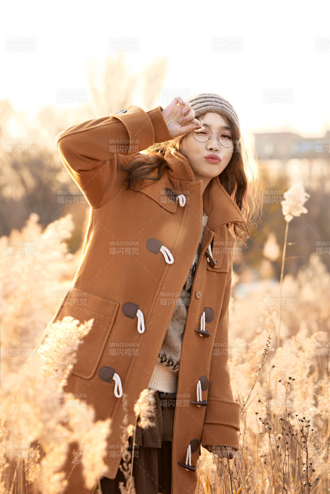 深秋的午后在郊外荒野拍照的美女图片