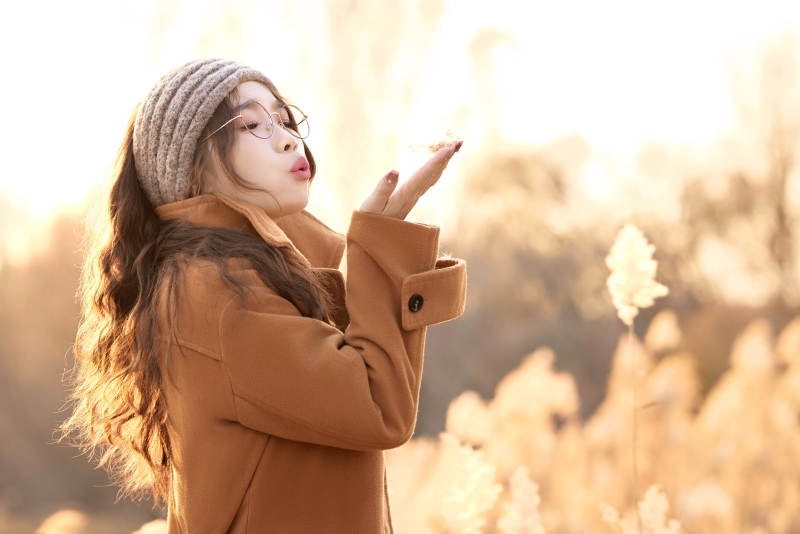 深秋的午后在郊外荒野拍照的美女图片