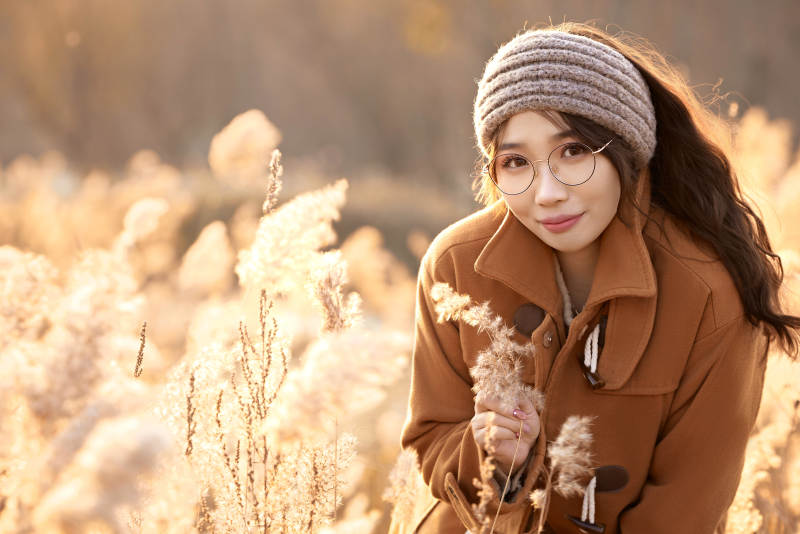 深秋的午后在郊外荒野拍照的美女图片