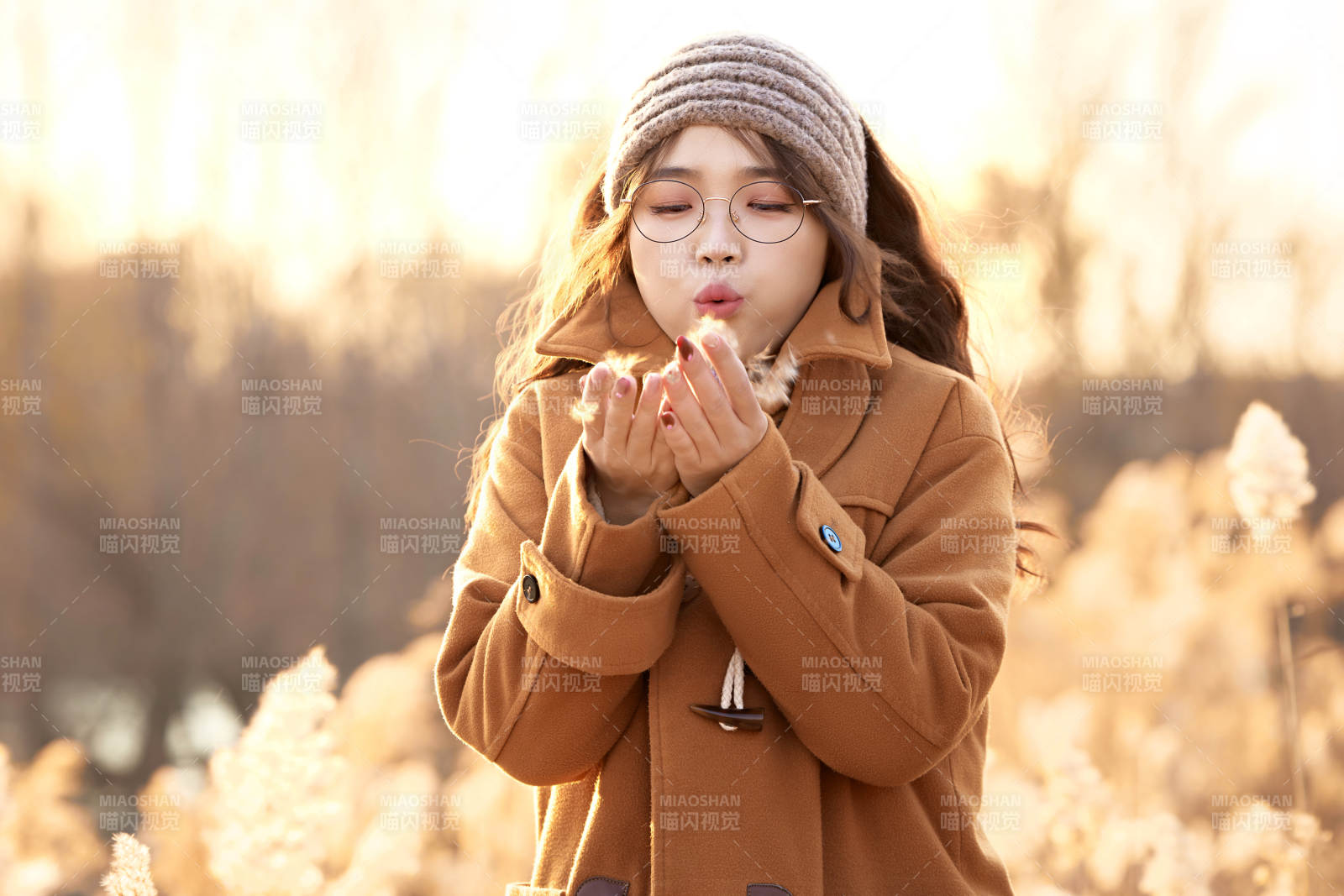 深秋的午后在郊外荒野拍照的美女图片