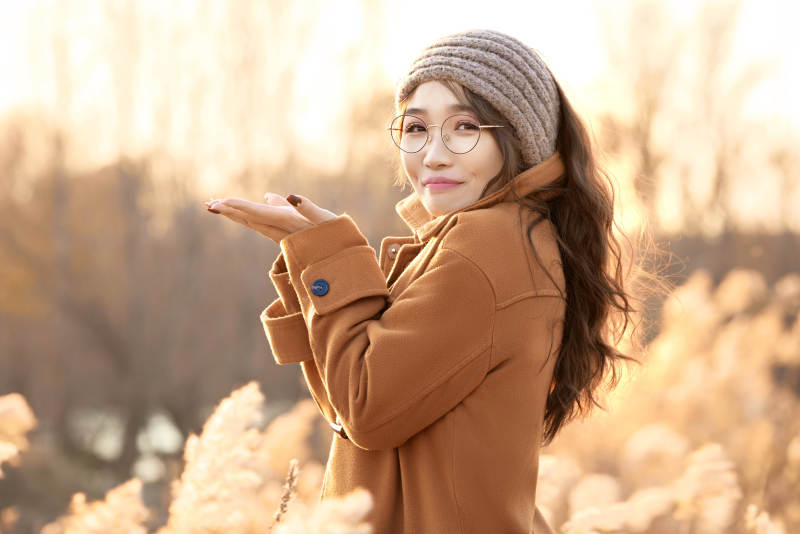 深秋的午后在郊外荒野拍照的美女图片