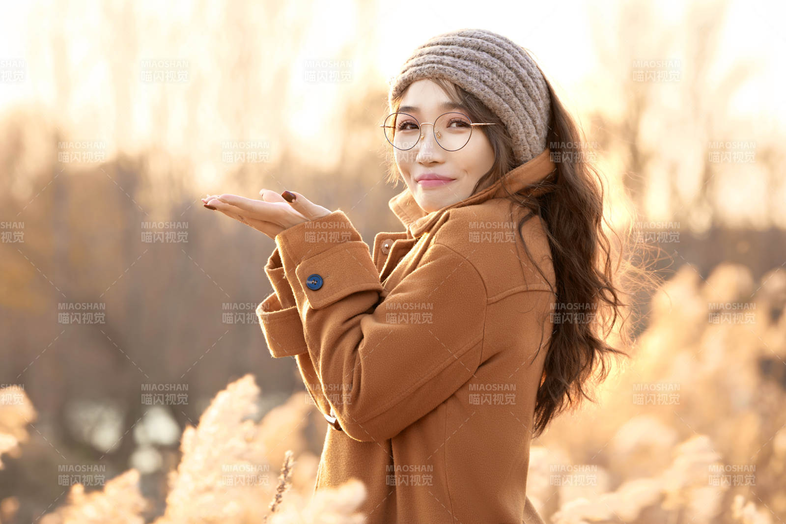 深秋的午后在郊外荒野拍照的美女图片