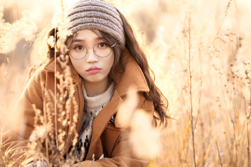 深秋的午后在郊外荒野拍照的美女图片