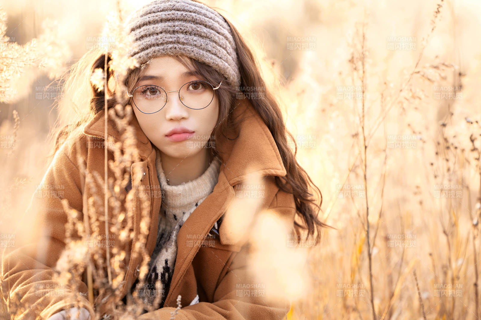 深秋的午后在郊外荒野拍照的美女图片