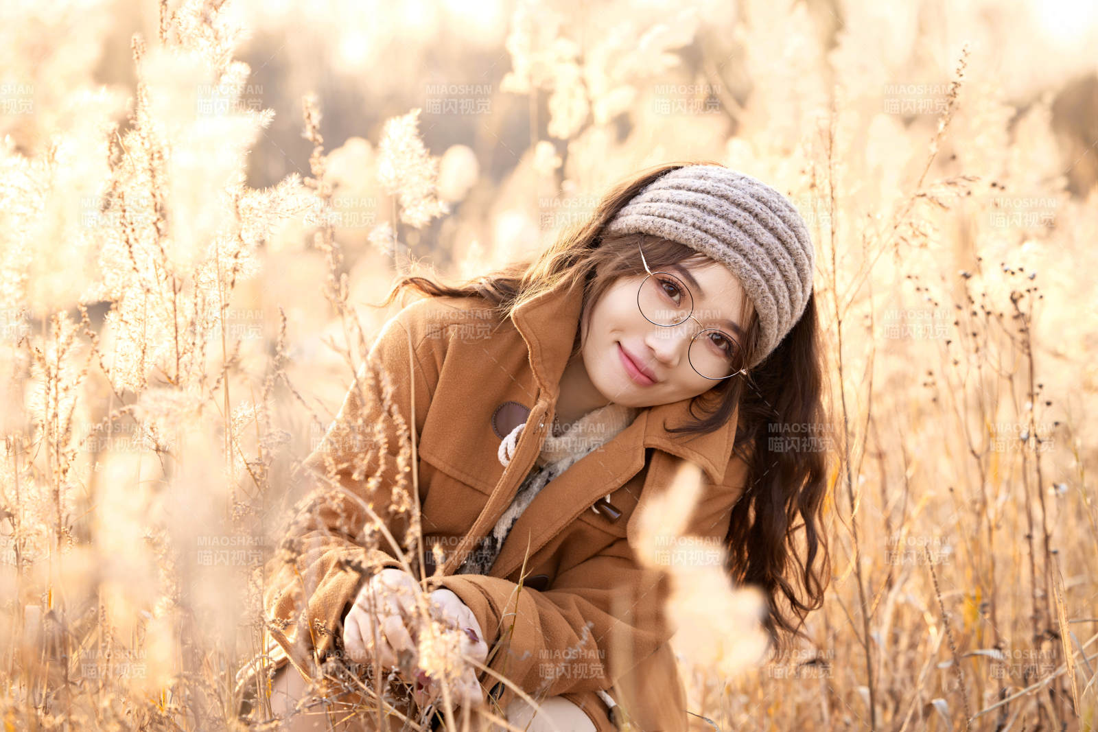 深秋的午后在郊外荒野拍照的美女图片