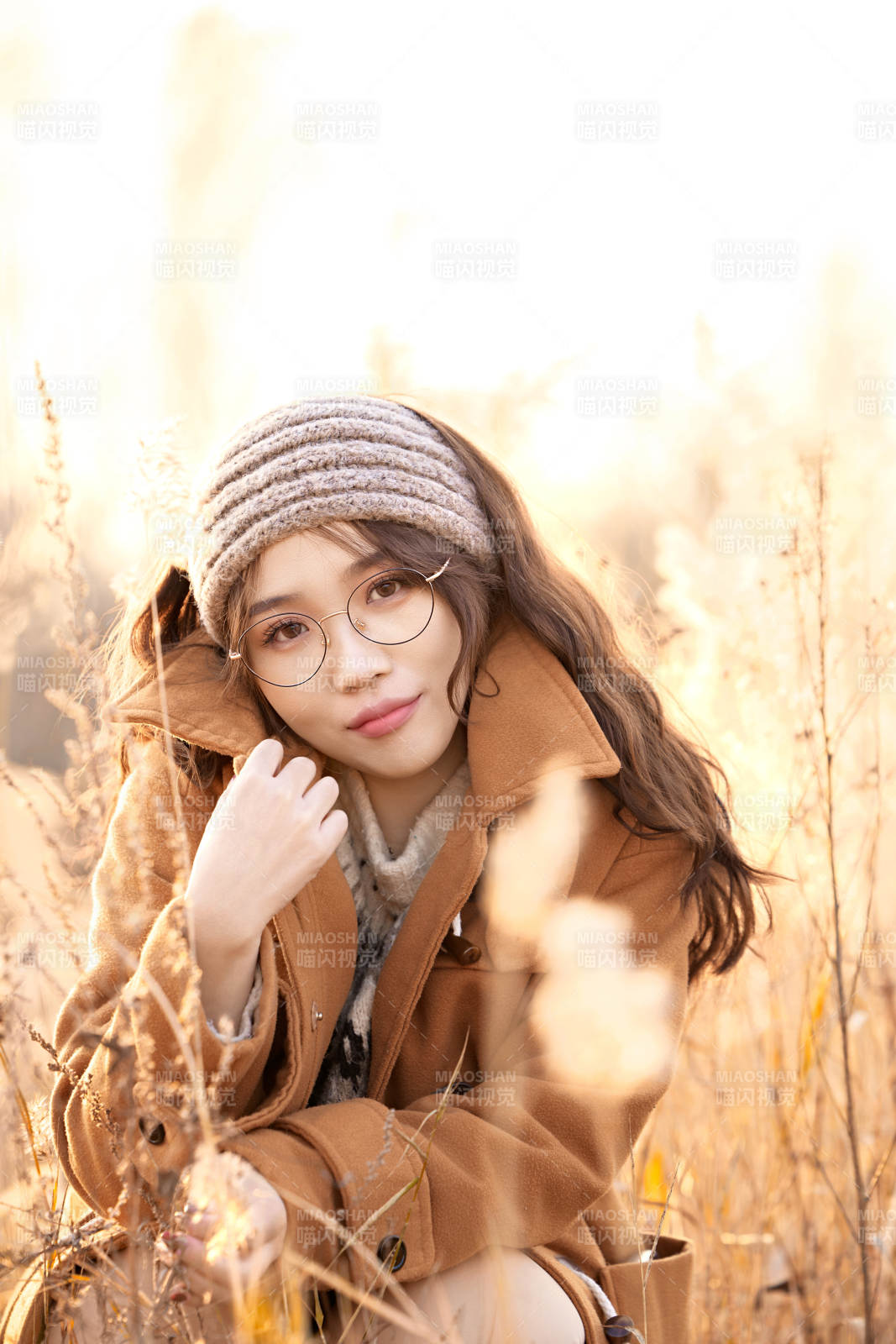 深秋的午后在郊外荒野拍照的美女图片