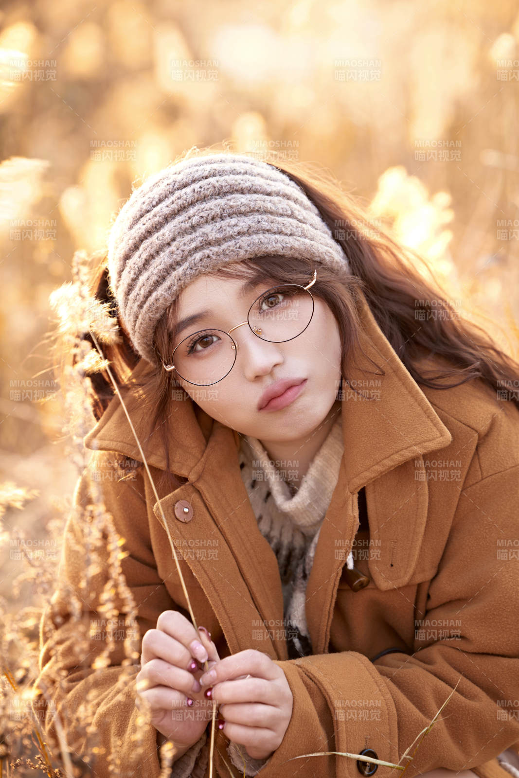 深秋的午后在郊外荒野拍照的美女图片