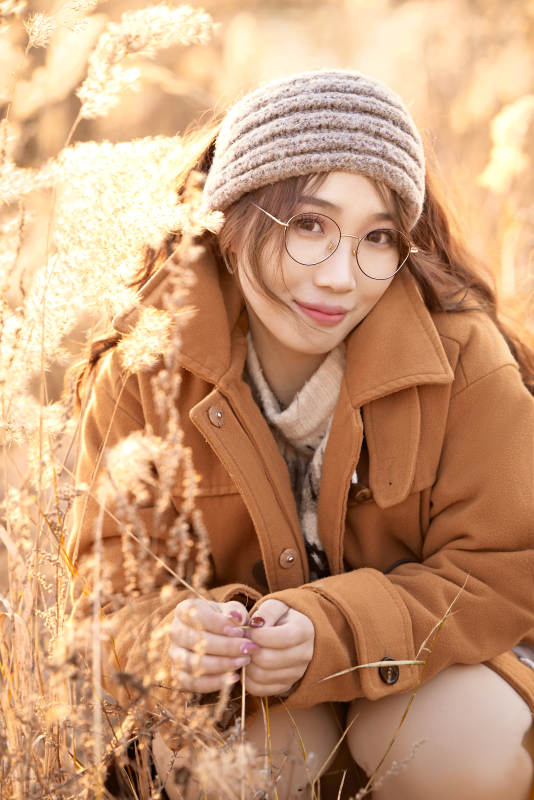 深秋的午后在郊外荒野拍照的美女图片