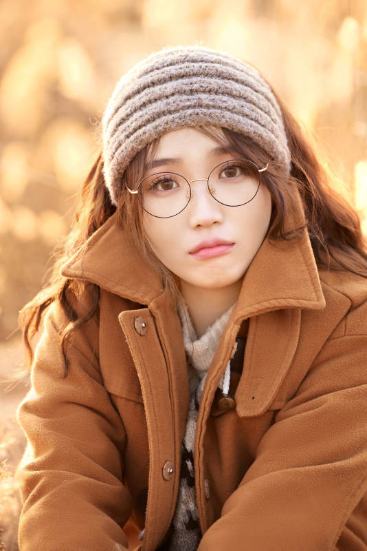 深秋的午后在郊外荒野拍照的美女图片