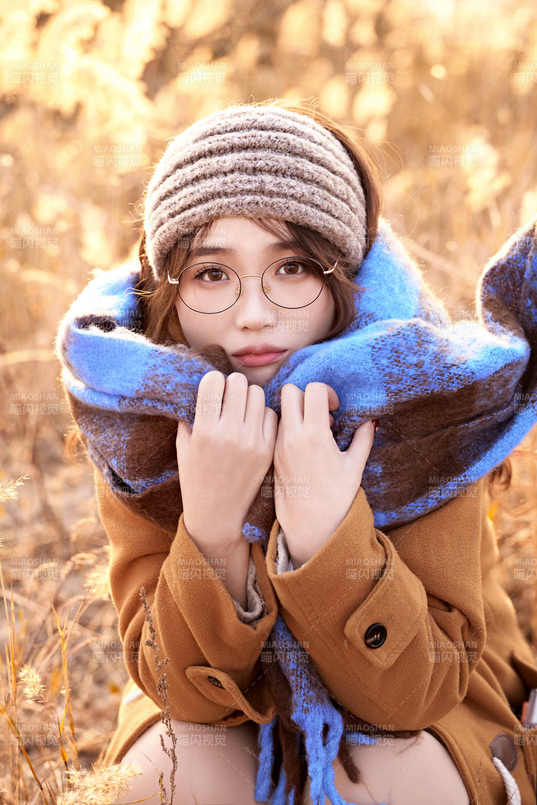 深秋的午后在郊外荒野拍照的美女图片