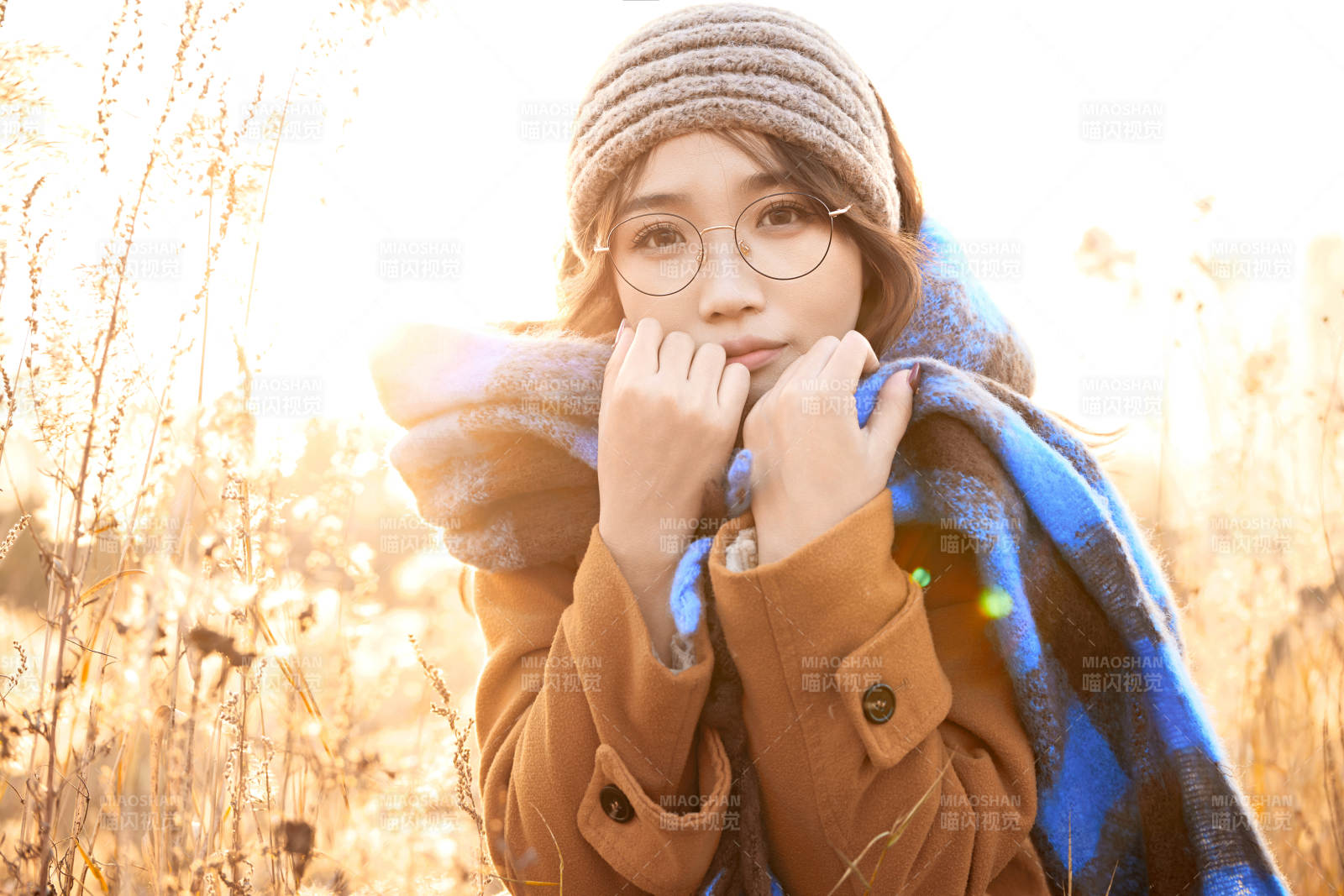 深秋的午后在郊外荒野拍照的美女图片