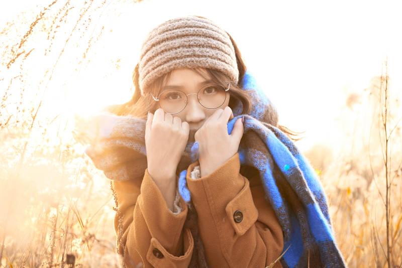 深秋的午后在郊外荒野拍照的美女图片