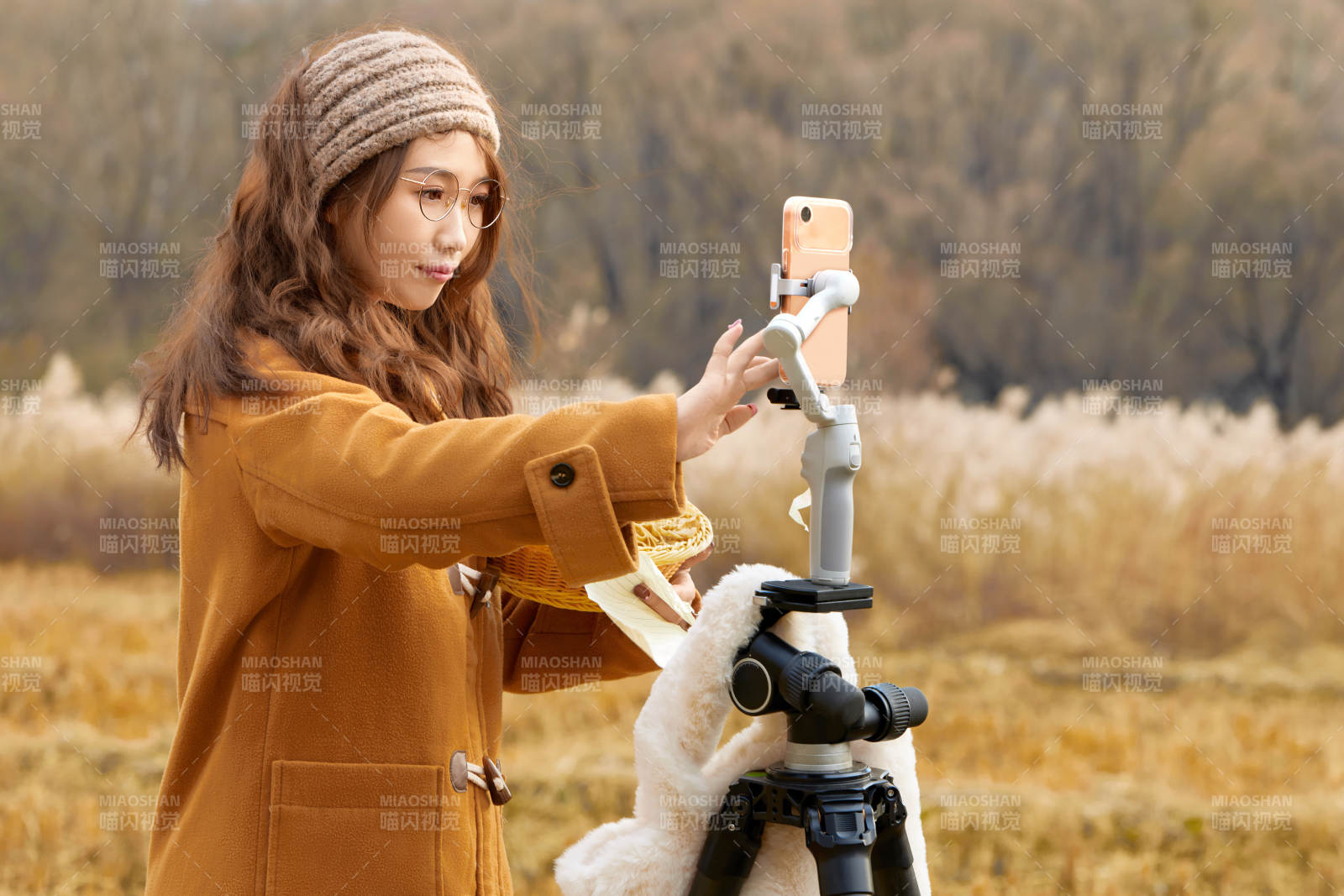 深秋季节在户外进行直播带货的亚洲女性图片