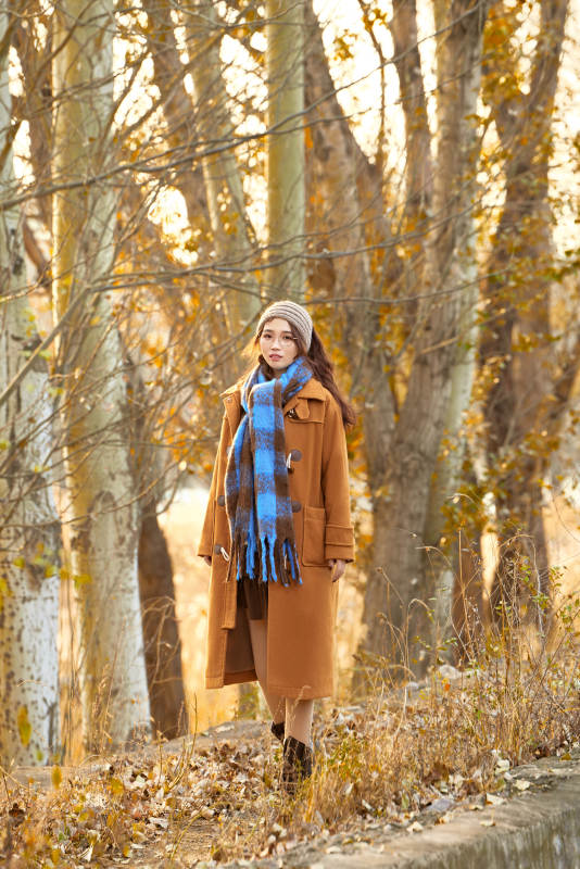 深秋的午后在郊外荒野拍照的美女图片