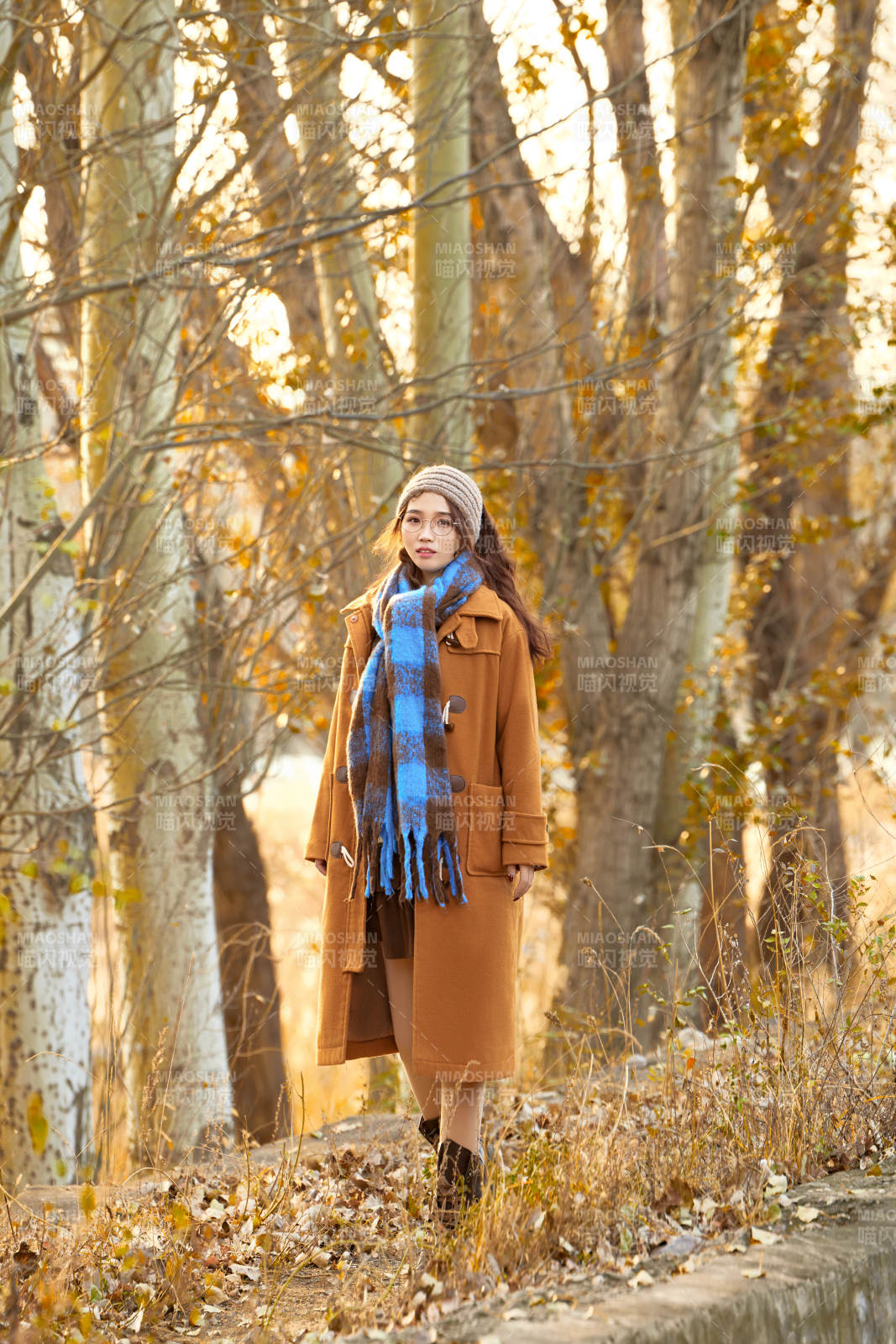 深秋的午后在郊外荒野拍照的美女图片