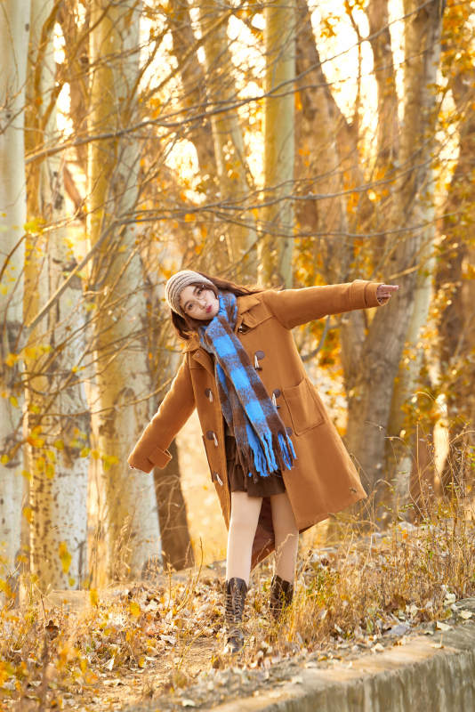 深秋的午后在郊外荒野拍照的美女图片