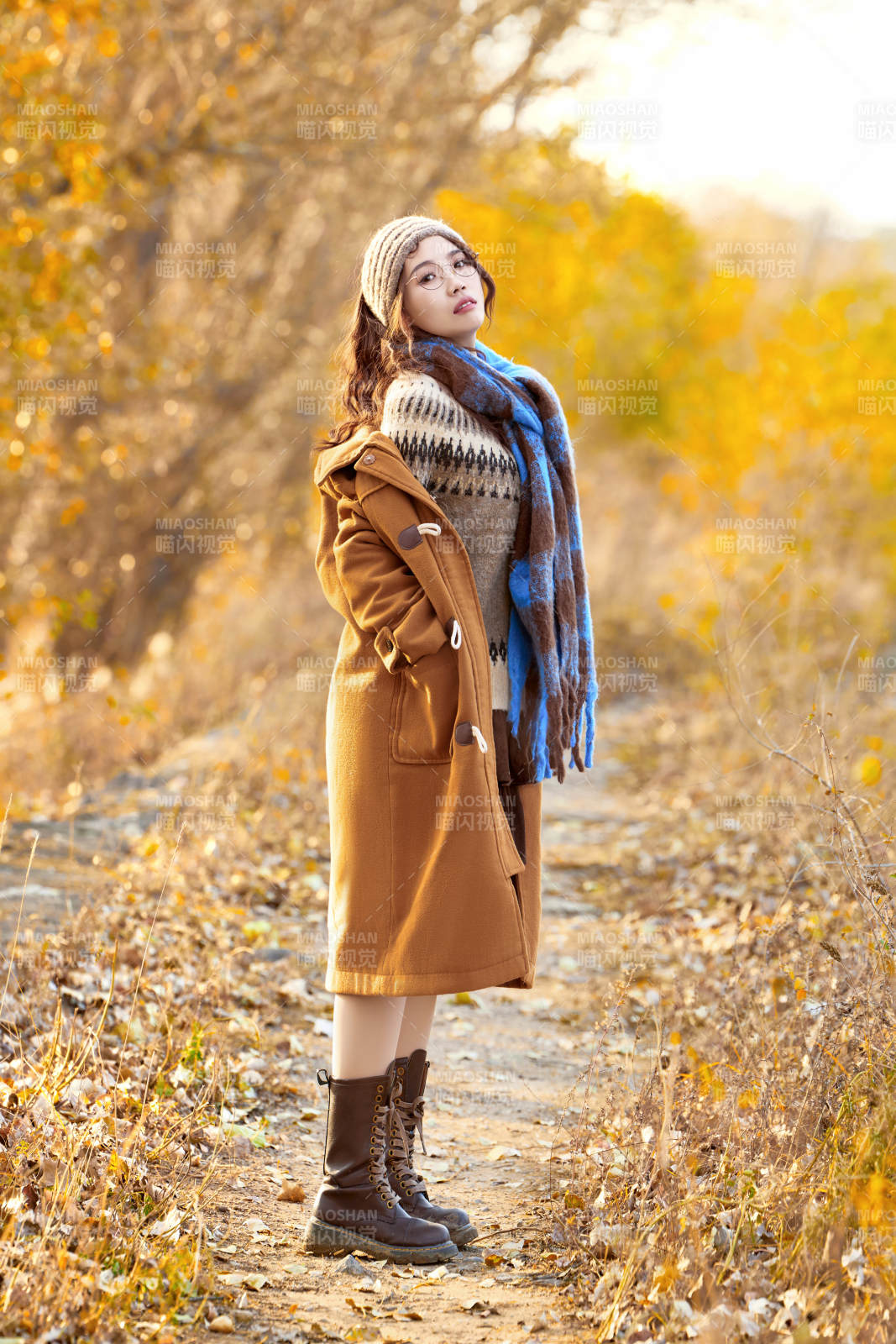 深秋的午后在郊外荒野拍照的美女图片