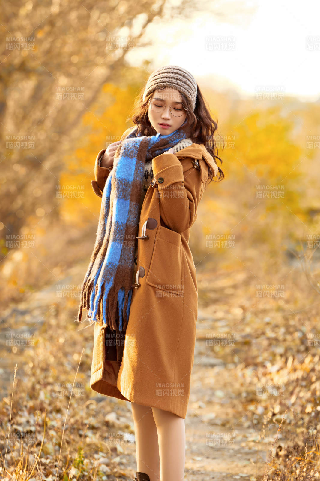 深秋的午后在郊外荒野拍照的美女图片