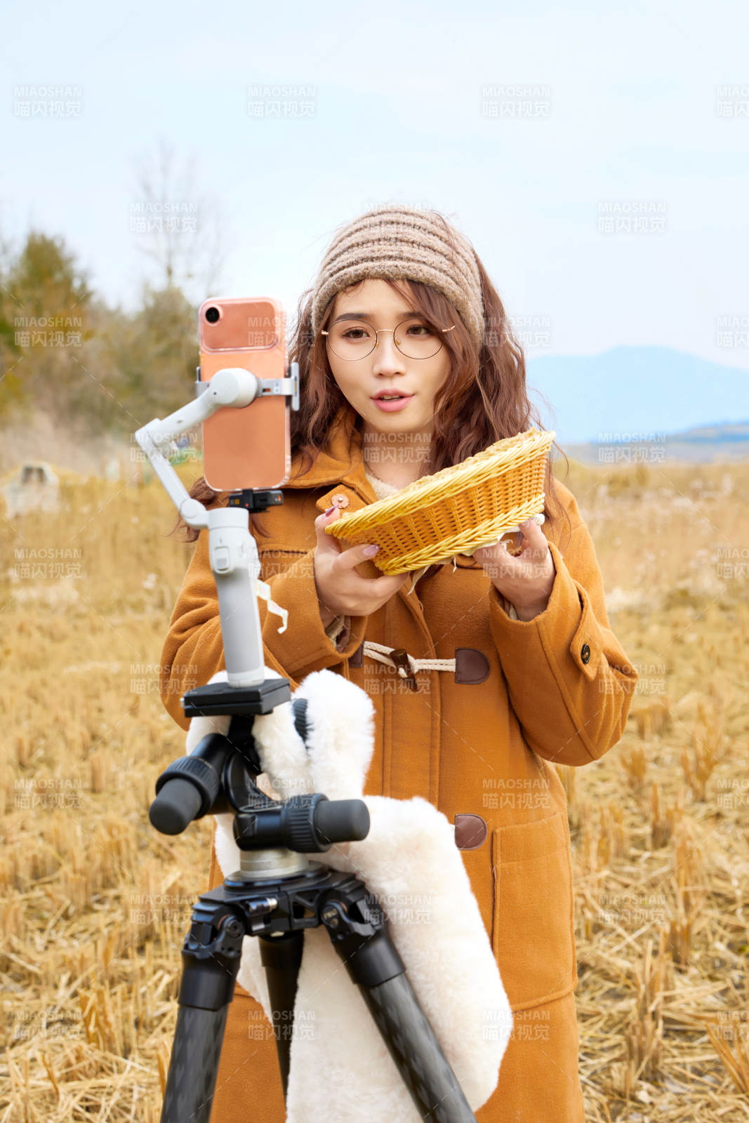 深秋季节在户外进行直播带货的亚洲女性图片