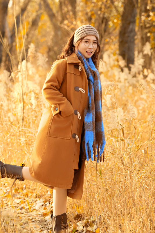 深秋的午后在郊外荒野拍照的美女图片