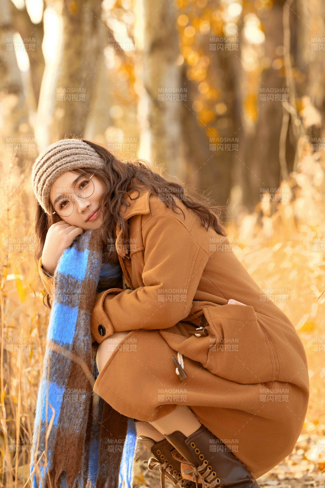 深秋的午后在郊外荒野拍照的美女图片