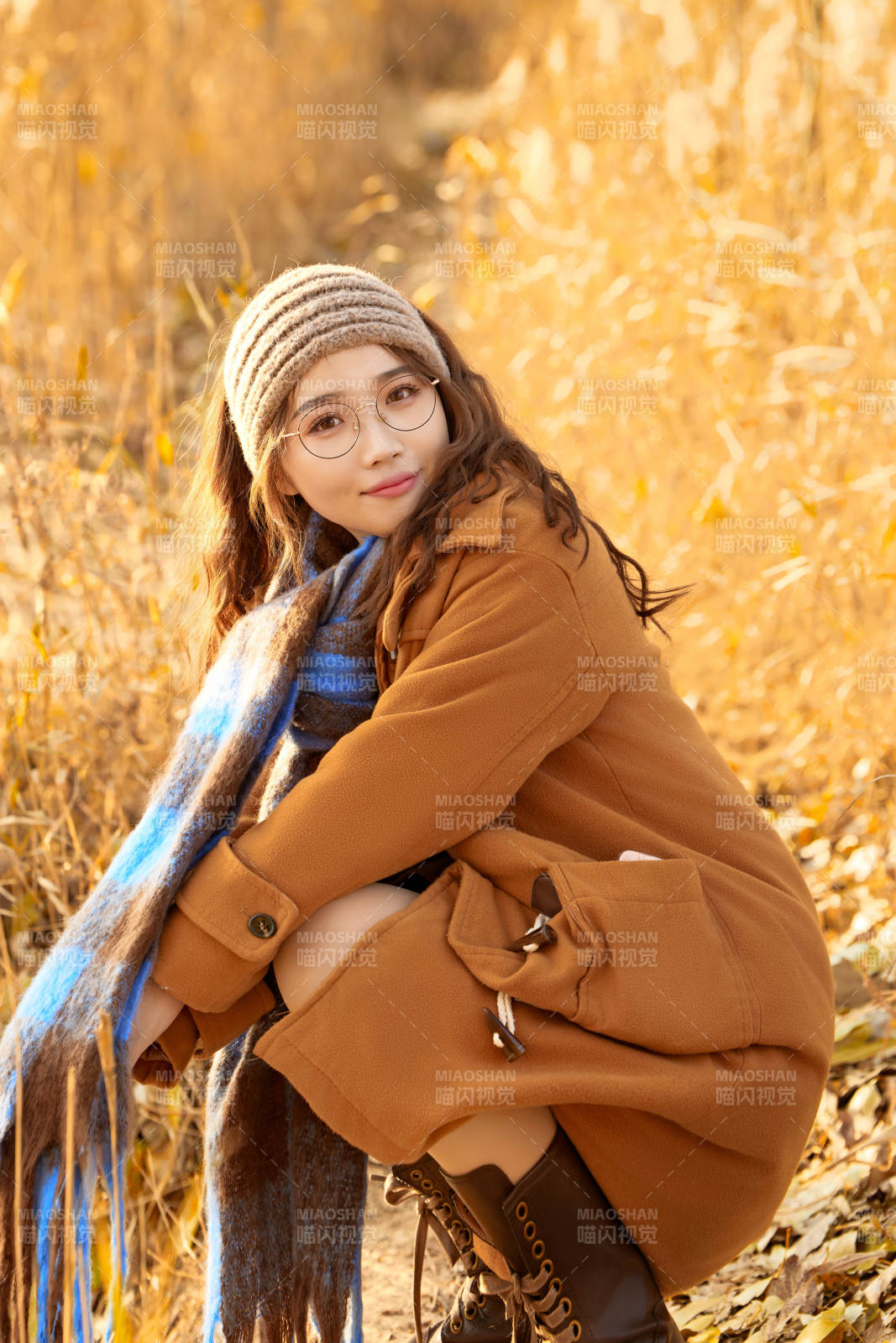 深秋的午后在郊外荒野拍照的美女图片