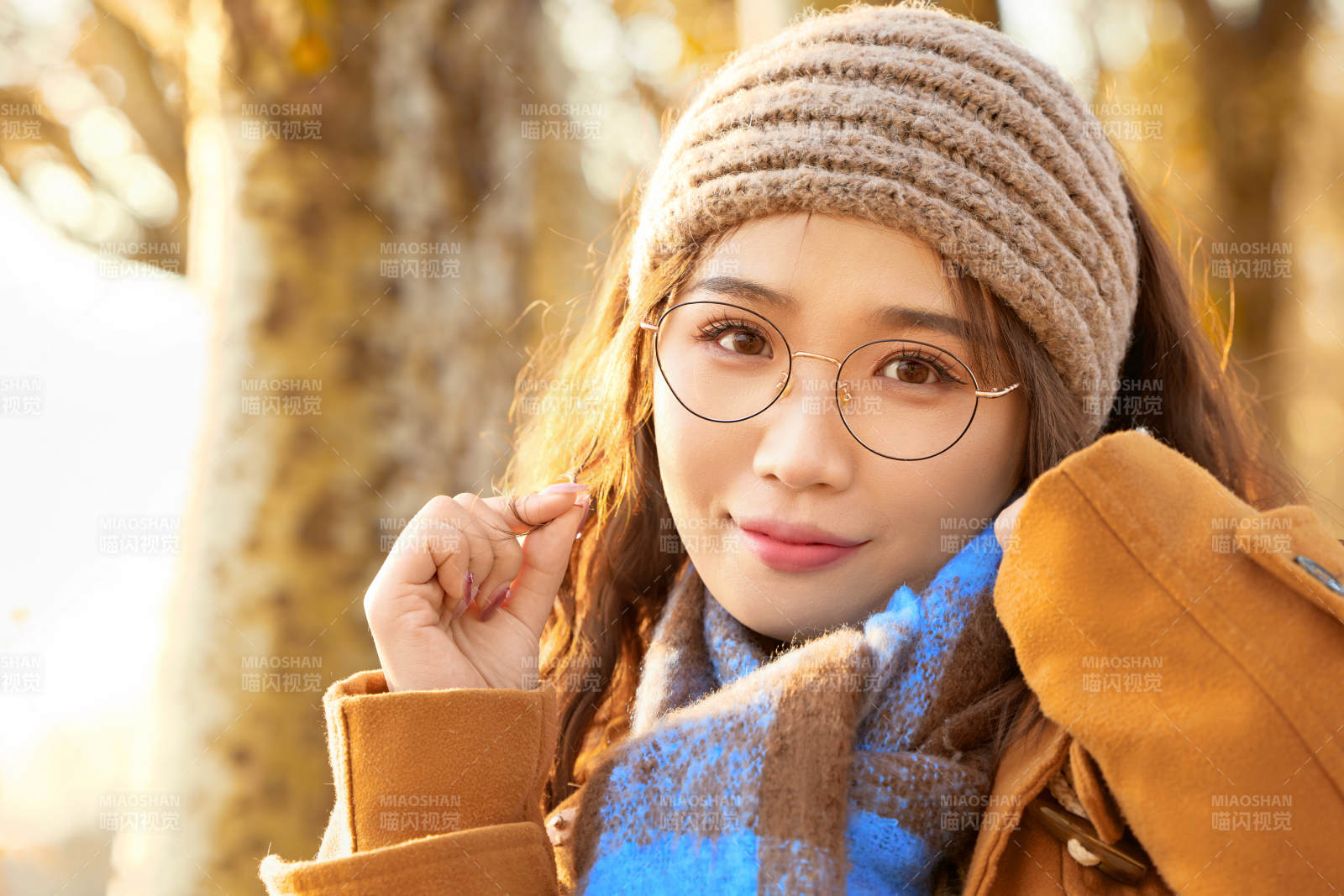 深秋的午后在郊外荒野拍照的美女图片