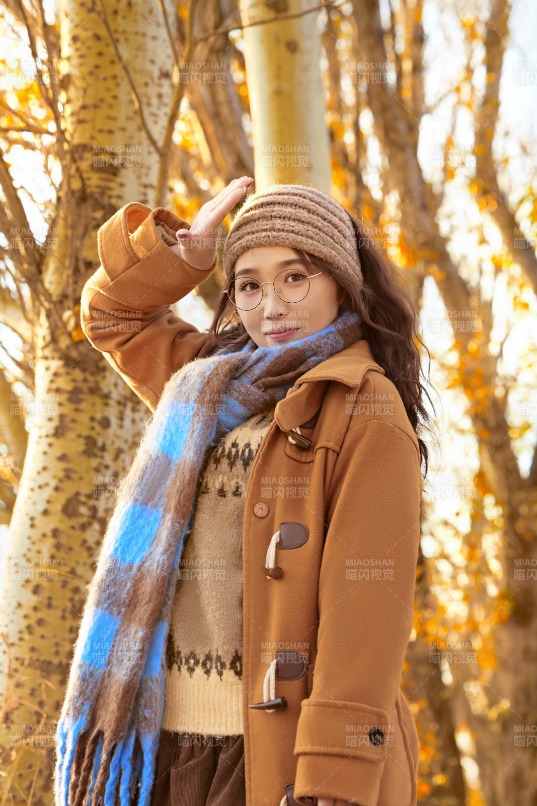 深秋的午后在郊外荒野拍照的美女图片