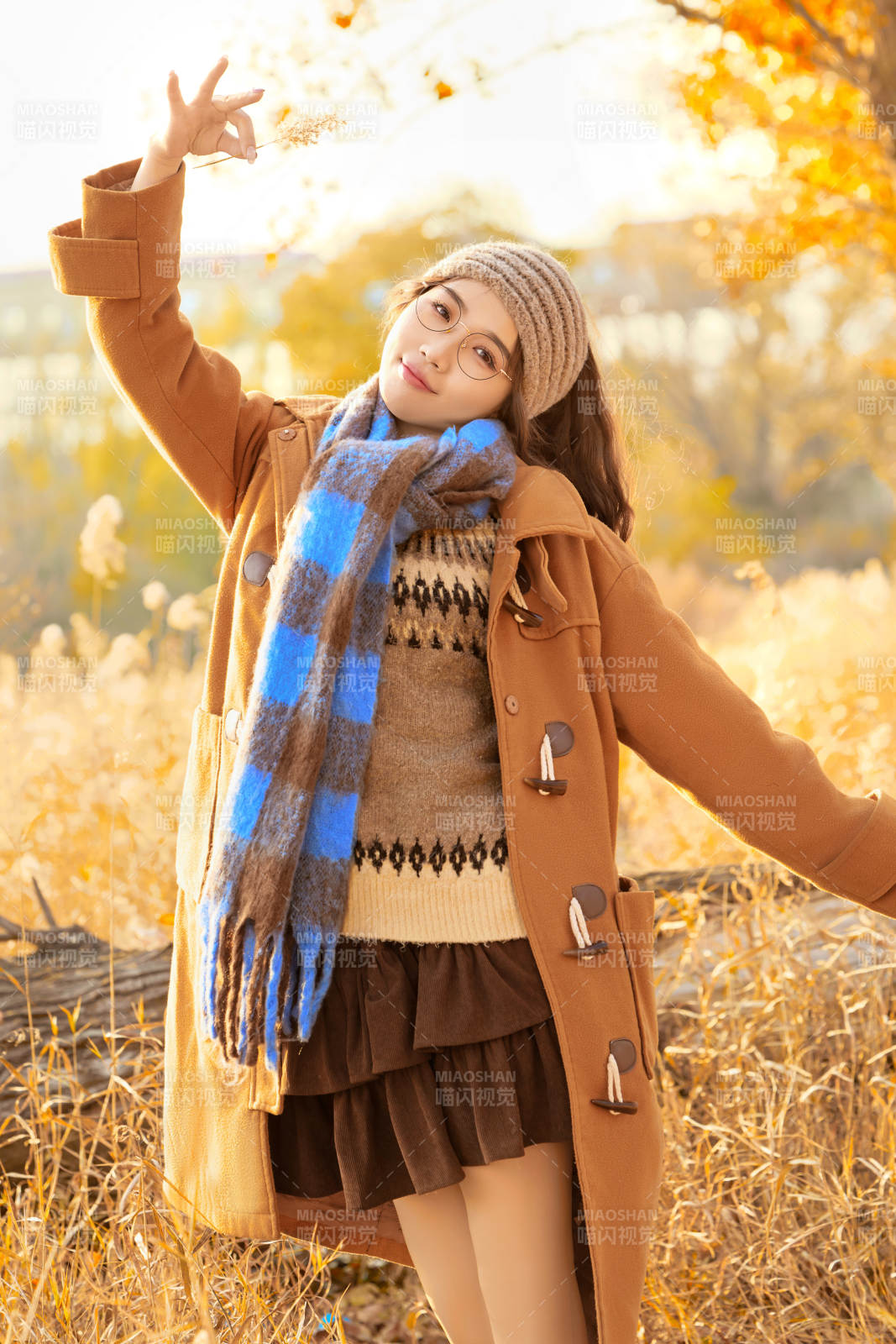 深秋的午后在郊外荒野拍照的美女图片