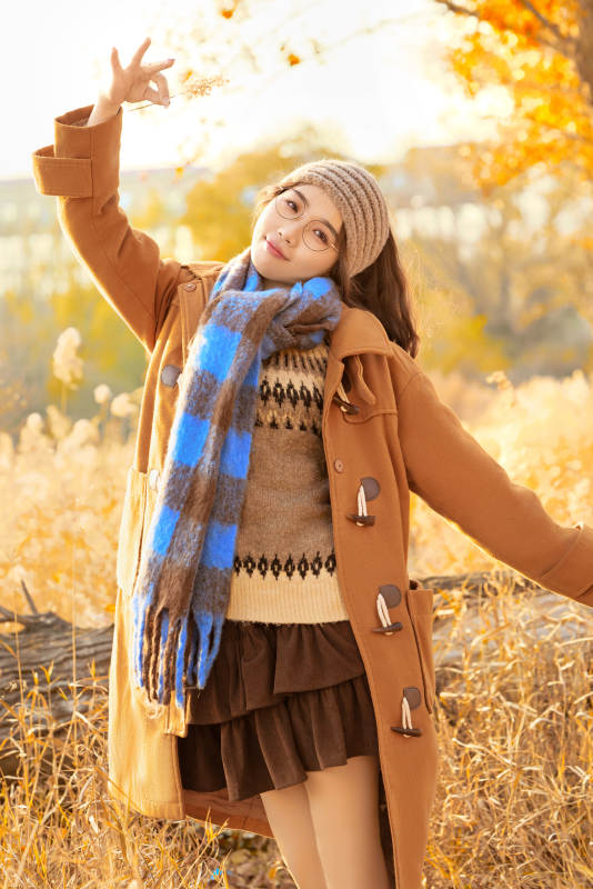 深秋的午后在郊外荒野拍照的美女图片