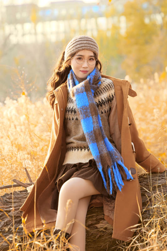 深秋的午后在郊外荒野拍照的美女图片