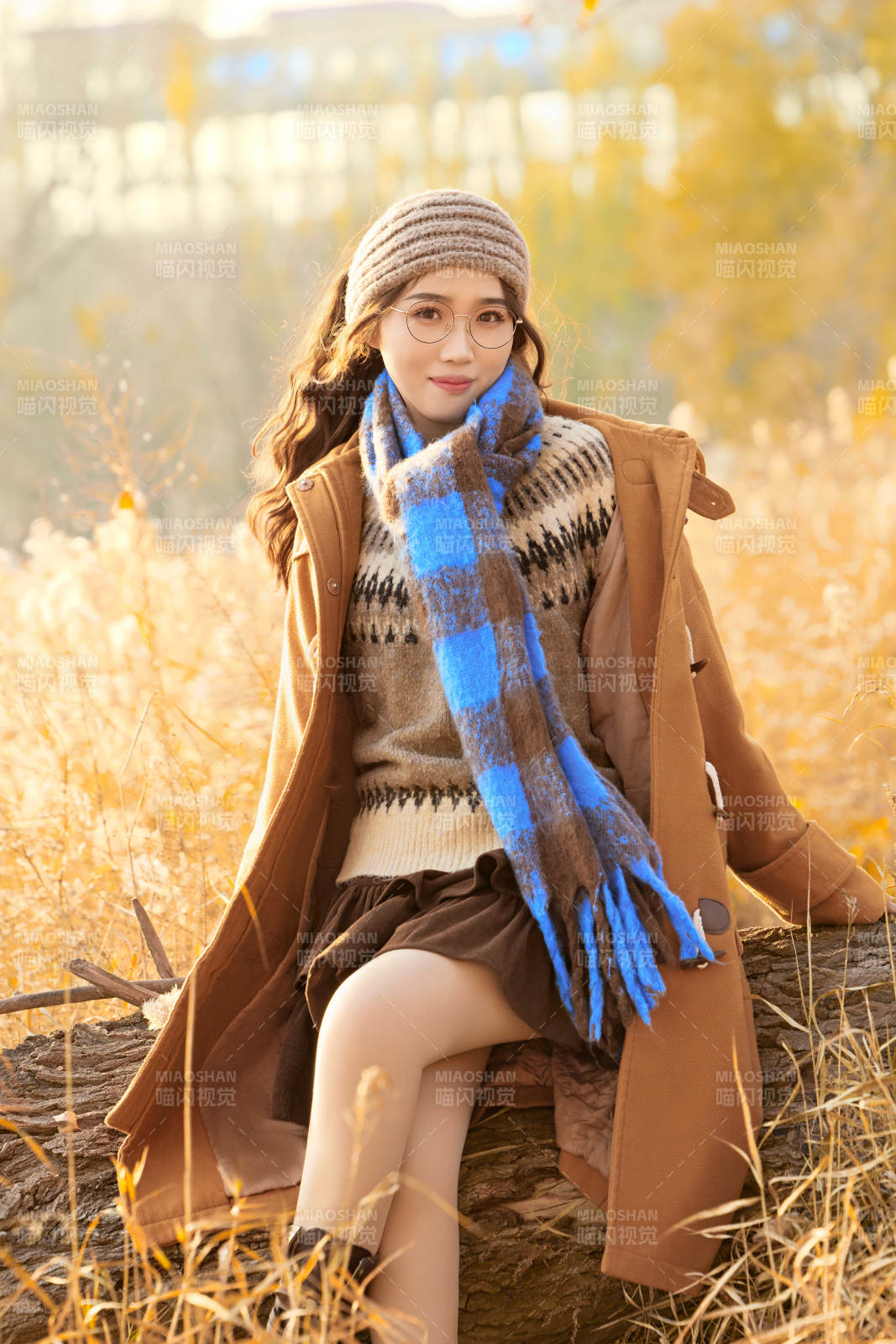 深秋的午后在郊外荒野拍照的美女图片