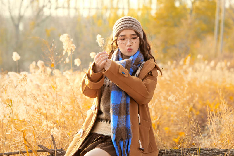 深秋的午后在郊外荒野拍照的美女图片