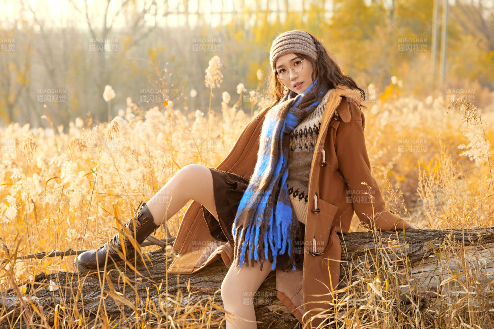 深秋的午后在郊外荒野拍照的美女图片