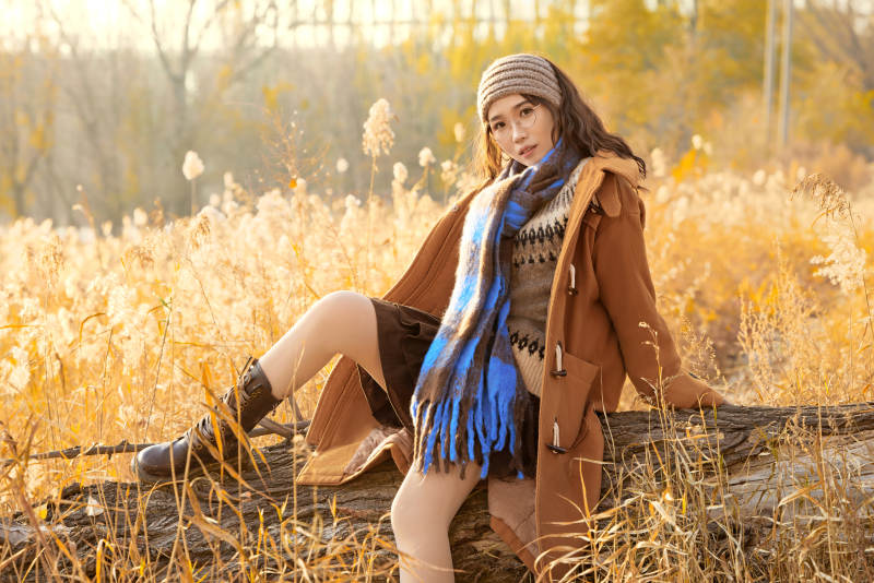 深秋的午后在郊外荒野拍照的美女图片
