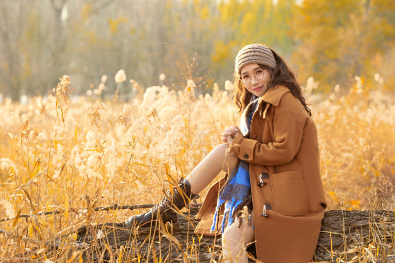 深秋的午后在郊外荒野拍照的美女图片