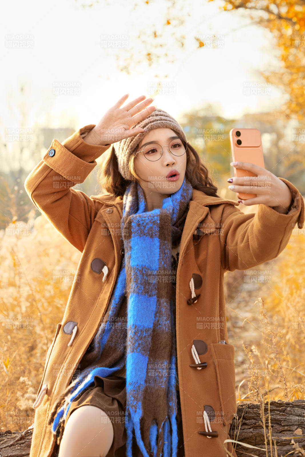 深秋的午后在郊外荒野拍照的美女图片