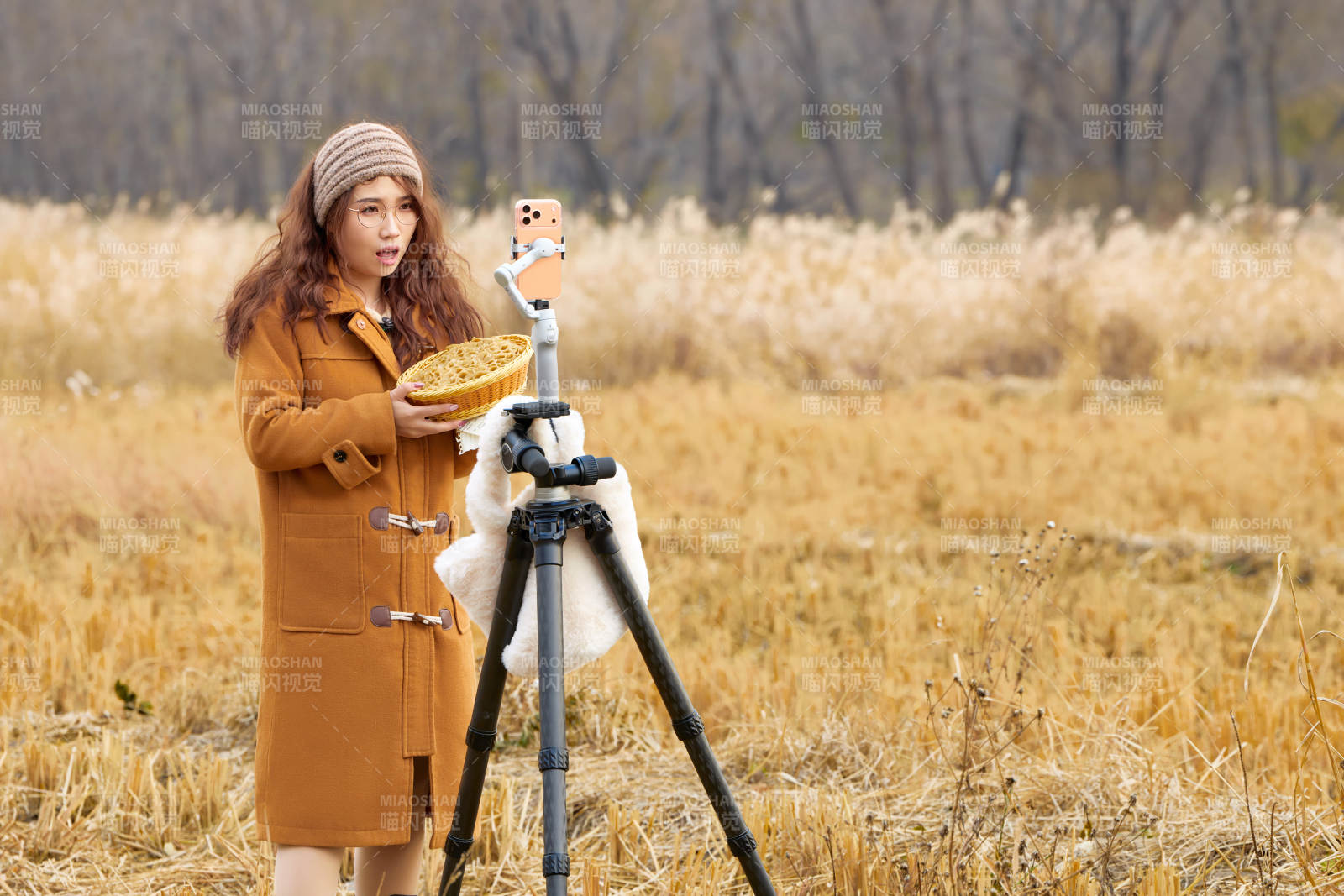 深秋季节在户外进行直播带货的亚洲女性图片