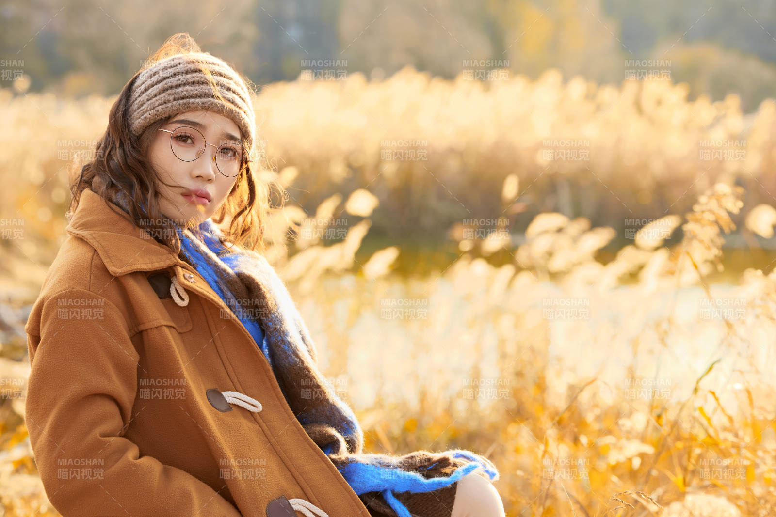 深秋的午后在郊外荒野拍照的美女图片