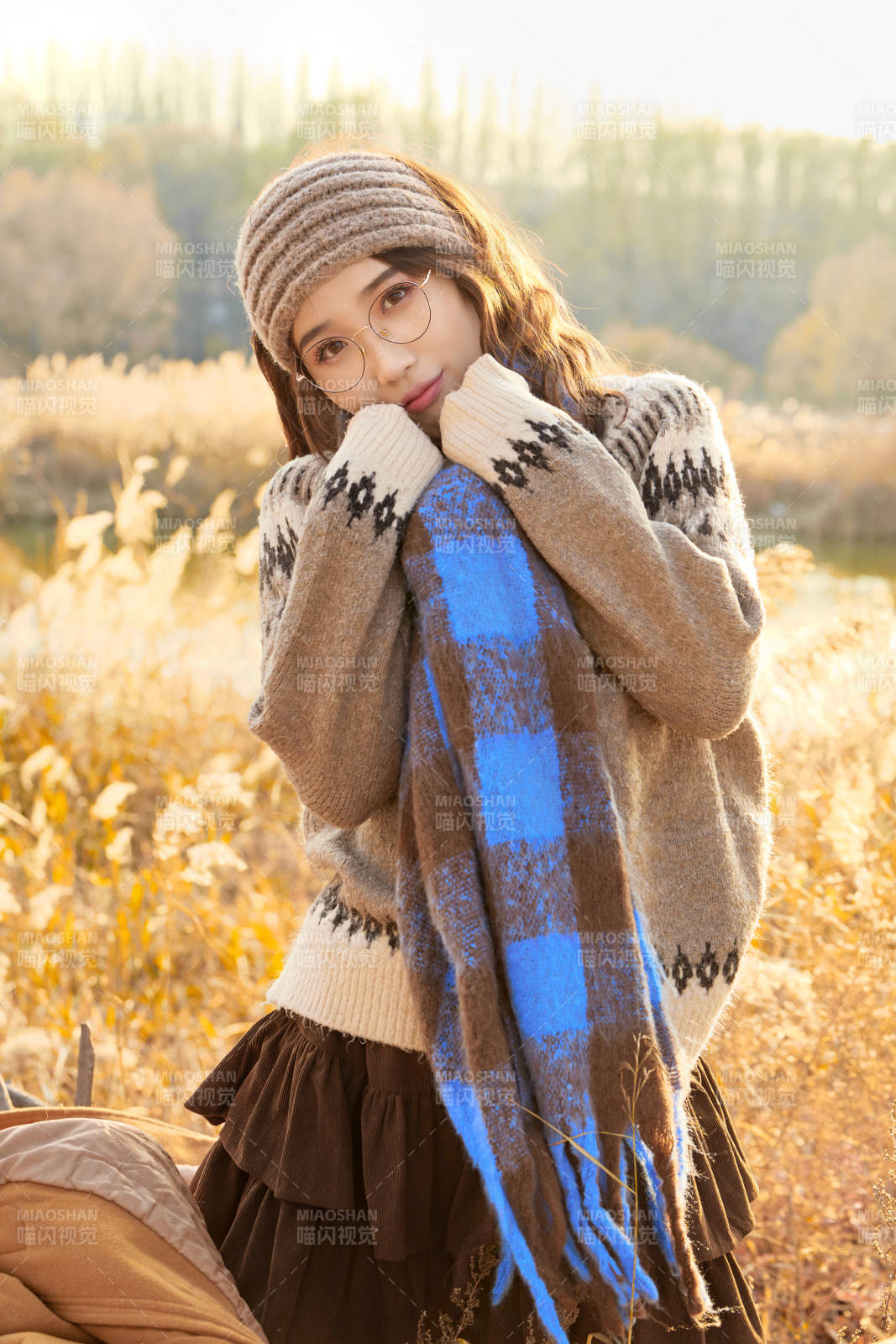 深秋的午后在郊外荒野拍照的美女图片